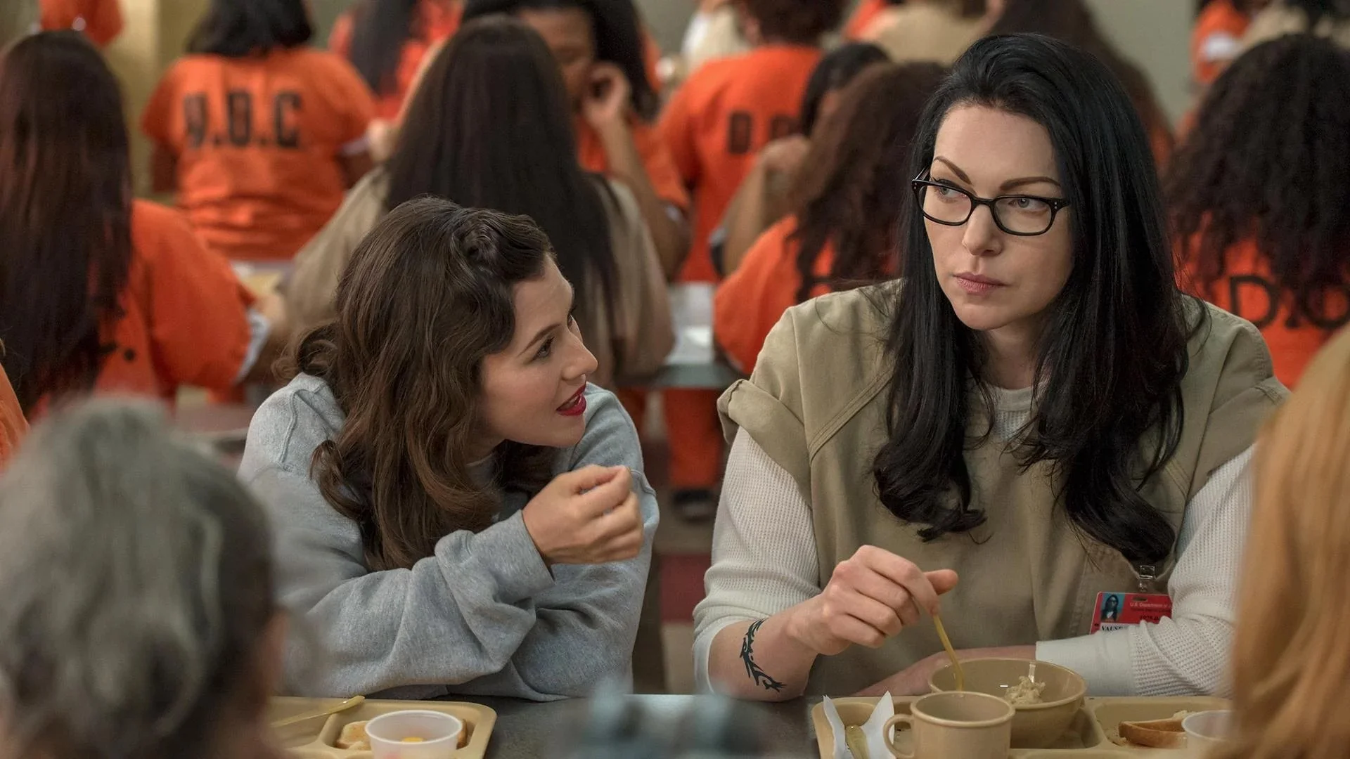 Holky za mřížemi – Orange Is the New Black: 4×2 – Můžete chodit v obleku
