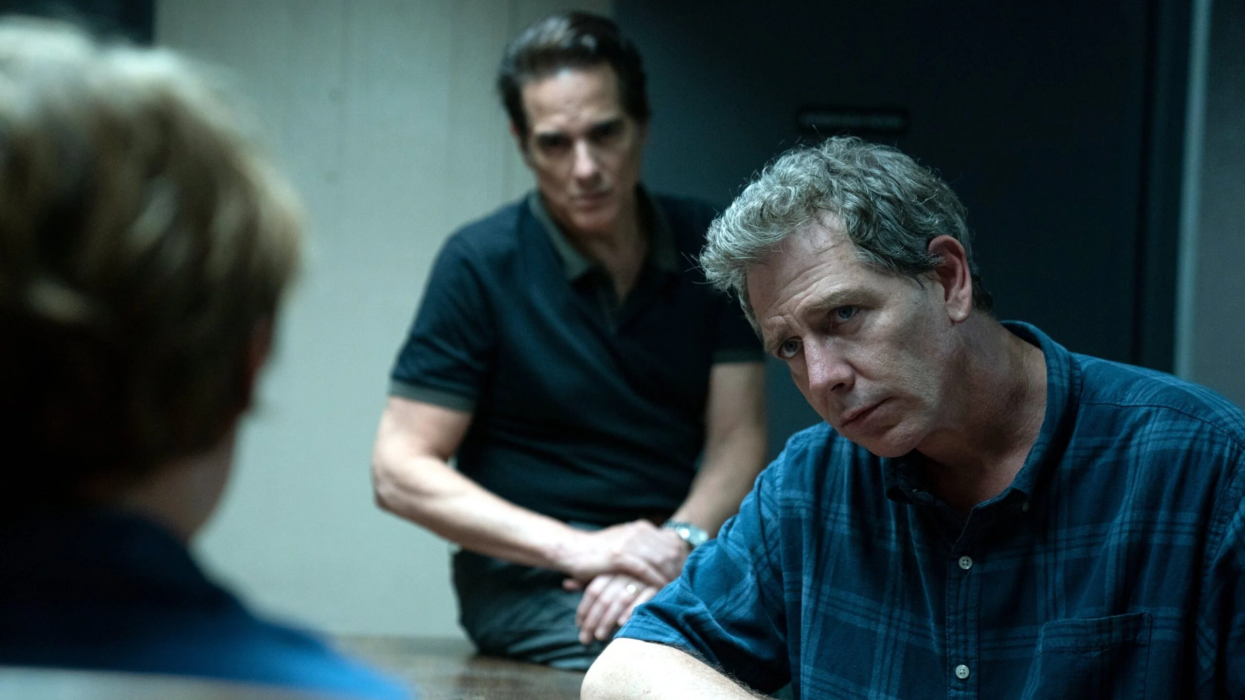Outsider: 1×9 – Tigers and Bears