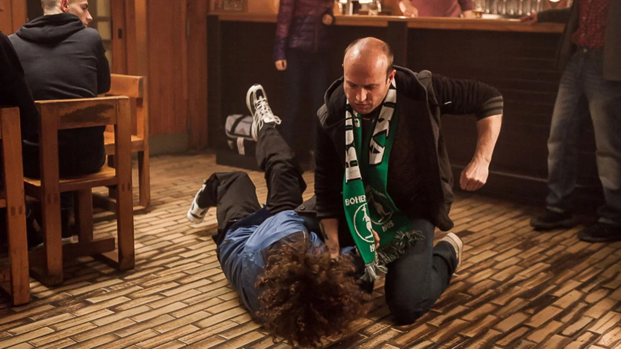 Případy 1. oddělení: 1×14 – Klubové barvy